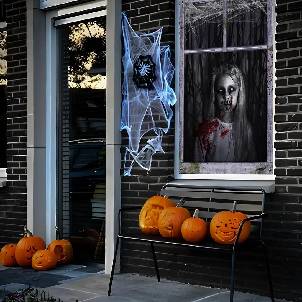 Silhouette de rideau fantôme sur une fenêtre pour Halloween