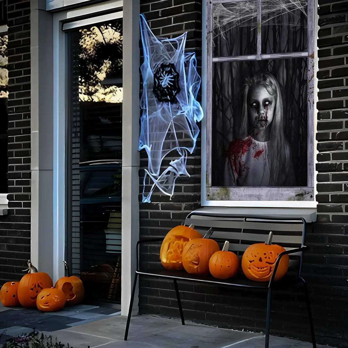 Silhouette de rideau fantôme sur une fenêtre pour Halloween
